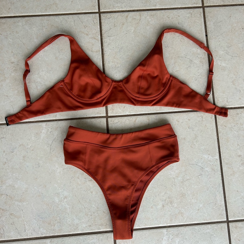 Modern Bikini Set with High-Waisted Bottoms
